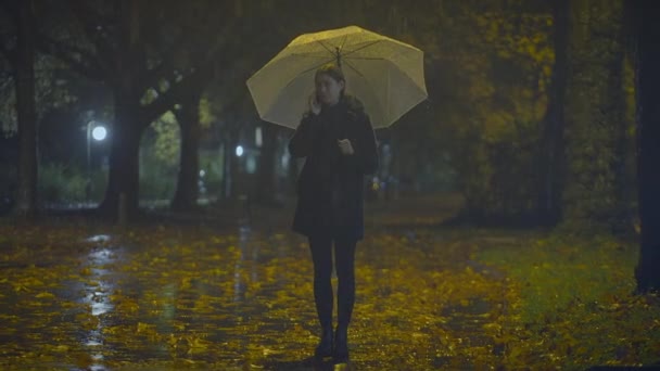Malheureux Inquiet Femme Pleurant Tout Appelant Tenant Parapluie — Video