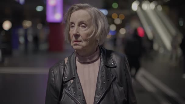Ανήσυχη Ηλικιωμένη Γυναίκα Περιμένει Στο Crowded Trainstation Traveling — Αρχείο Βίντεο