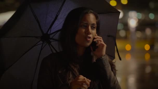 Šťastná Žena Osoba Volání Chatování Pomocí Chytrého Telefonu Městském Městě — Stock video