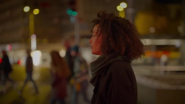Счастье Образ Жизни Портрет Женщины Улыбающейся Счастливо Улицах Города — стоковое видео