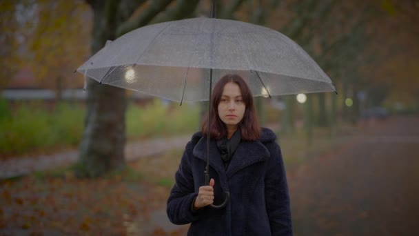 Duygusal Yalnız Genç Kadın Yağmurlu Gecelerde Endişeli Ağlıyor — Stok video