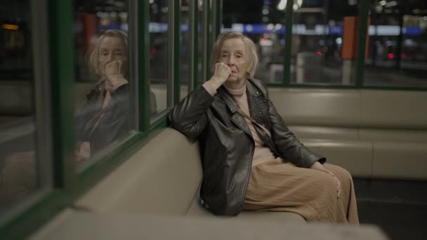 Oro Äldre Kvinna Väntar Crowded Trainstation Traveling — Stockvideo