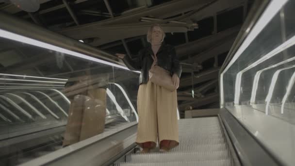 忧心忡忡的老年妇女在拥挤的火车车厢等候 — 图库视频影像