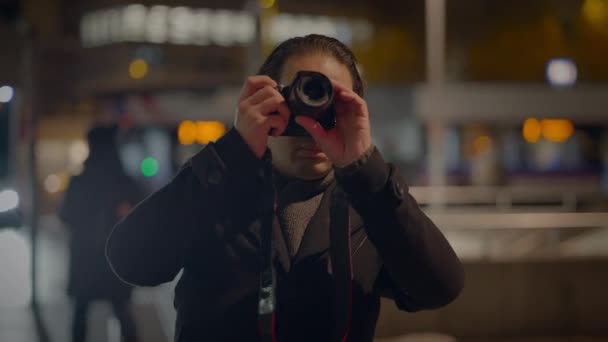 Αρσενικό Ταξιδιώτη Λήψη Φωτογραφιών Για Crowded Urban City Street Νύχτα — Αρχείο Βίντεο