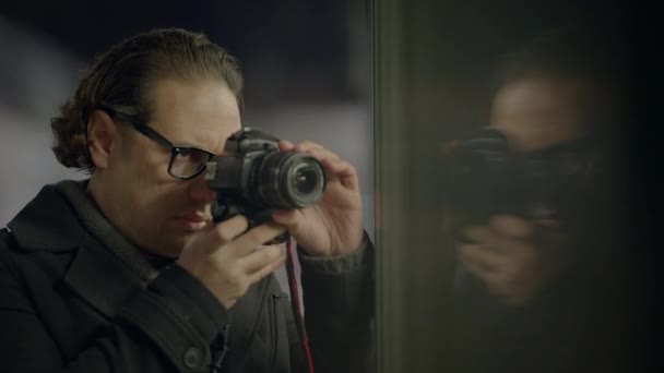 旅する人の写真を撮るメガネ付きのスタイリッシュなストリート写真家 — ストック動画