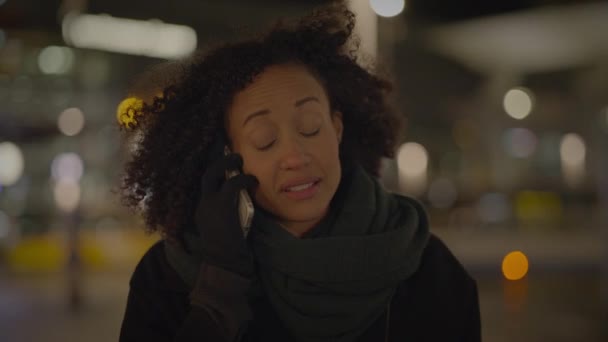 Femme Stressée Parlant Inquiet Sur Smartphone Dans Ville Nuit — Video