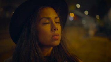 Genç Kadın Fotoğrafçı Şehir Sokağında Gece Işığı 'nda Fotoğraf Çekiyor