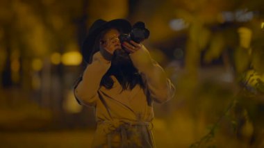 DSLR Fotoğraf Makinesi kullanarak Profesyonel Kadın Fotoğrafçı
