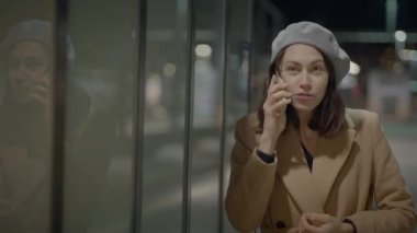 Memnun olmayan ve hayal kırıklığına uğramış bir kadın cep telefonu kullanıyor. 