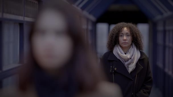 Портрет Жизни Двух Молодых Женщин Смотрящих Вместе Башню — стоковое видео