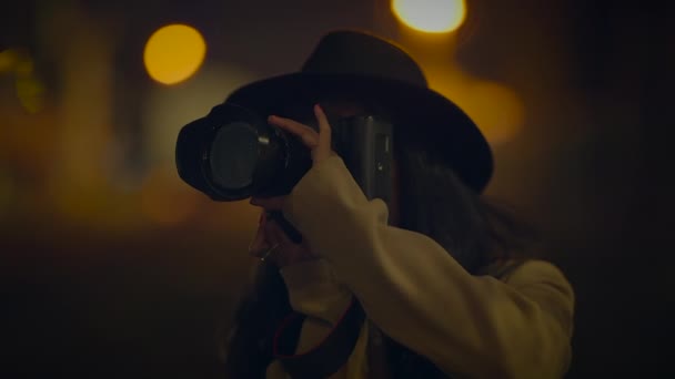 Młoda Kobieta Fotograf Zrobić Zdjęcia Ulicy Miejskiej Świetle Nocnym — Wideo stockowe