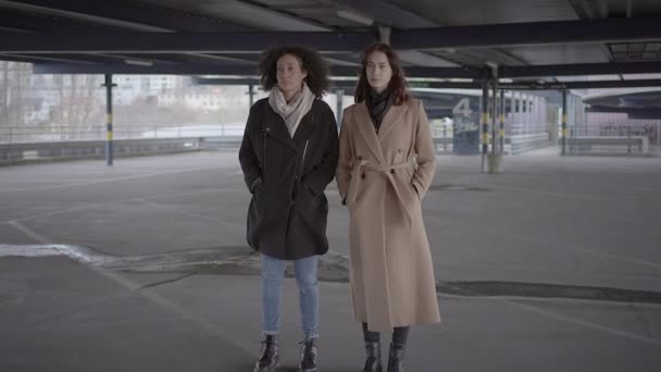 Livsstil Porträtt Två Unga Kvinnor Watching Tower Building Tillsammans — Stockvideo