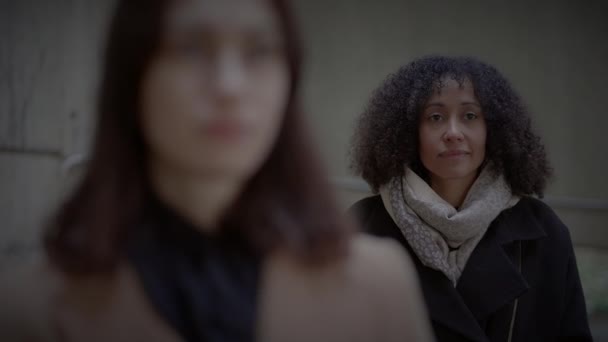Retrato Estilo Vida Dos Mujeres Jóvenes Mirando Juntos Construcción Torre — Vídeos de Stock