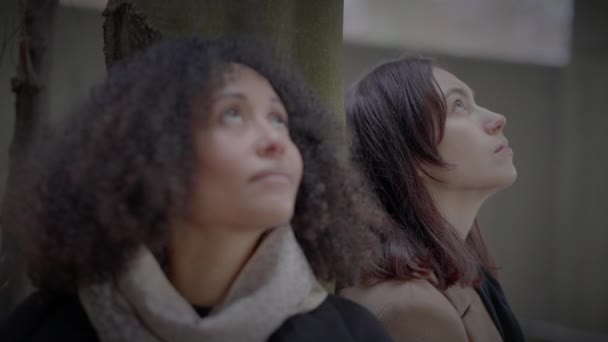 Styl Życia Portret Dwóch Młodych Kobiet Oglądających Wspólnie Budynek Wieży — Wideo stockowe