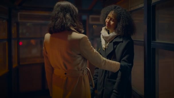 两个女人拥抱在一起 表现出感情关怀的情谊 — 图库视频影像