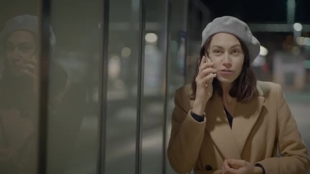 Разочарованная Разочарованная Женщина Разговаривающая Досадно Помощью Мобильного Телефона — стоковое видео