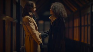 İki kadın birbirine sarılıyor Duygusal Bakım Şefkat Gösteriyorlar Duygusallık