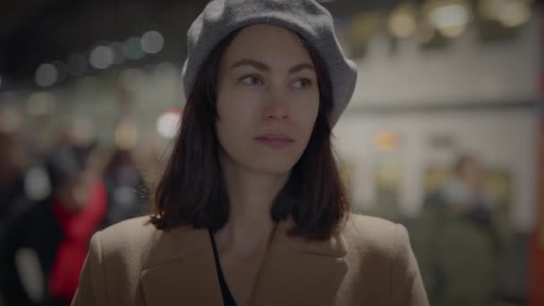 Ung Stilig Kvinna Dagdrömmer Funderar Framtida Liv Staden — Stockvideo