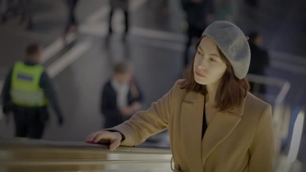 スタイリッシュなエレガントな女性が街でエスカレーター通勤に立っている — ストック動画