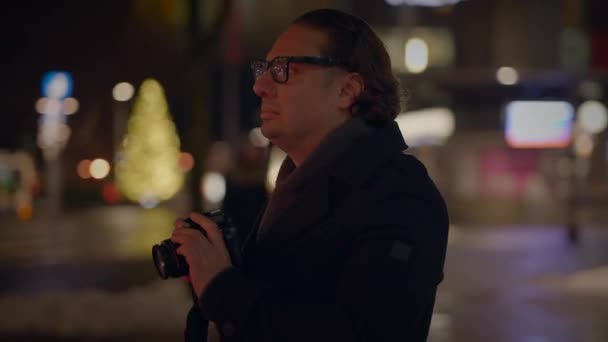 Vyšetřovatel Špionáže Detektiv Nahrávání Videa Osob Utajení Městě — Stock video