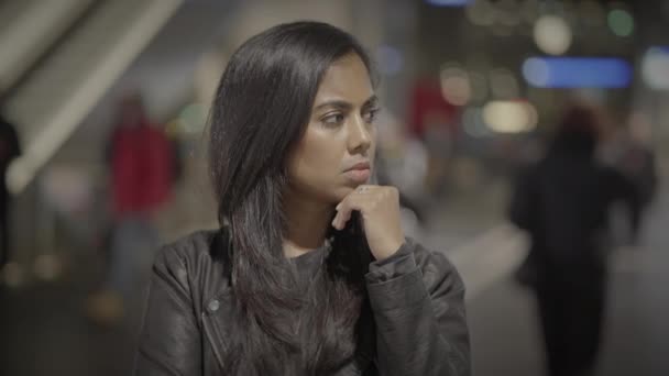Hoofd Shot Van Denkende Vrouwelijke Persoon Waiting Thoughtful Het Treinstation — Stockvideo