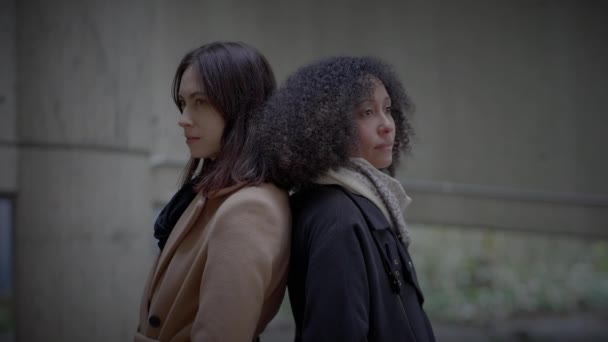 Livsstil Porträtt Två Unga Kvinnor Watching Tower Building Tillsammans — Stockvideo