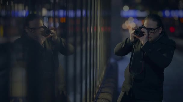 Hombre Viajero Tomando Fotos Calle Urbana Llena Gente Por Noche — Vídeo de stock