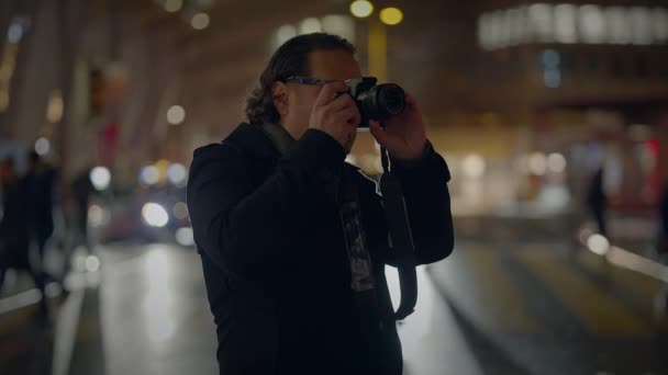 Mannelijke Reiziger Neemt Foto Drukke Stedelijke Straat Nachts — Stockvideo