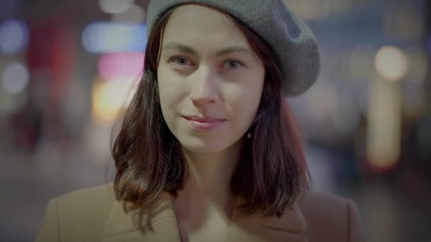 Gelukkig Jong Vrouw Glimlachen Kijkend Naar Camera Gevoel Positief Emoties — Stockvideo