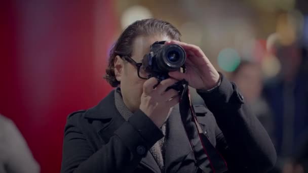 Stylowy Fotograf Uliczny Okularami Rejestrujący Zdjęcia Osób Podróżujących — Wideo stockowe