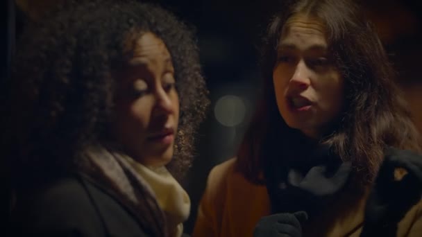 Jonge Vrouw Geconfronteerd Met Haar Vrouwelijke Vriend Onenigheid Ruziën — Stockvideo