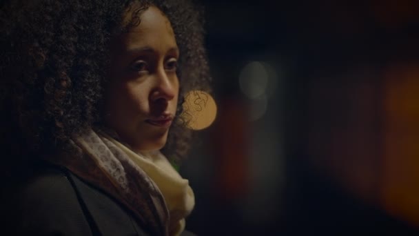 Две Женщины Обнимают Друг Друга Проявляя Эмоциональную Заботу Сострадание Эмати — стоковое видео