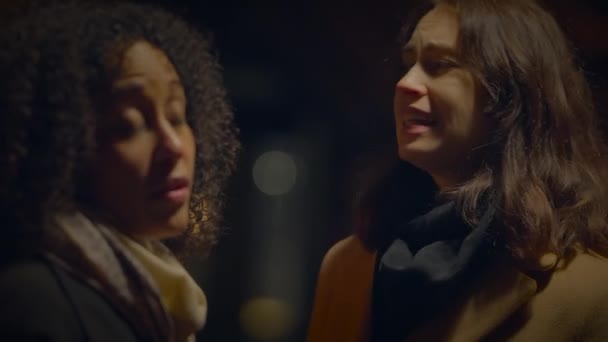 Dua Wanita Marah Berdebat Berteriak Marah Bicara Marah — Stok Video