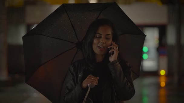 Yağmurlu Hava Şehir Kasabası Nda Mutlu Kadın Arayan Sohbetçi Akıllı — Stok video