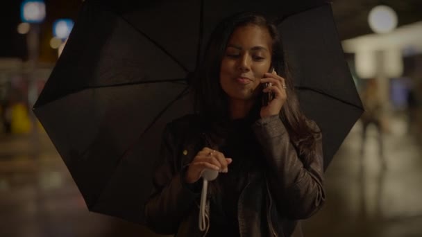 Mladá Žena Drží Deštník Mluví Mobilním Telefonu Venku Dešti Noci — Stock video