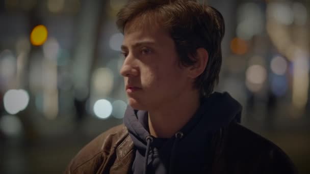 Nachdenklicher Junger Mann Bahnhof Verloren Einsames Banges Warten — Stockvideo