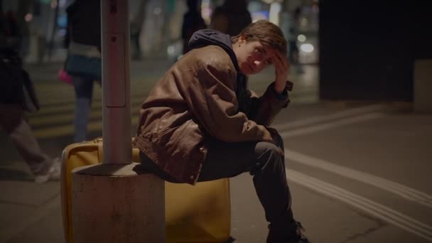Задумчивый Молодой Человек Потерявшийся Тренировочном Одиноком Ожидание — стоковое видео
