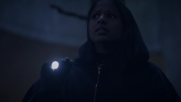 Φοβισμένη Νεαρή Γυναίκα Κρατώντας Φακό Έξω Στη Σκοτεινή Νύχτα — Αρχείο Βίντεο