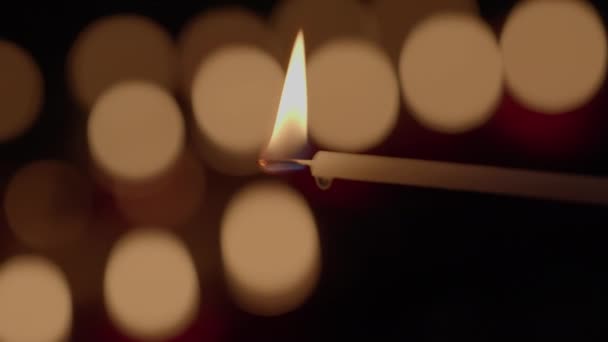 Κεριά Καύση Φλόγες Λαμπερό Φόντο — Αρχείο Βίντεο