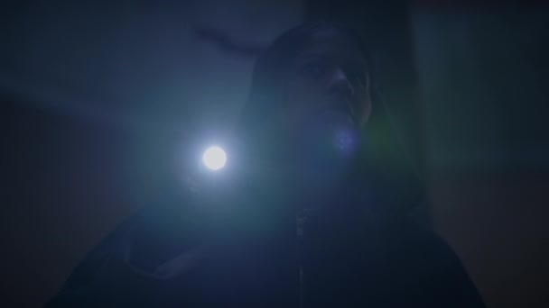 Налякана Жінка Чорному Одязі Тікає Від Підозрілого Персонажа — стокове відео