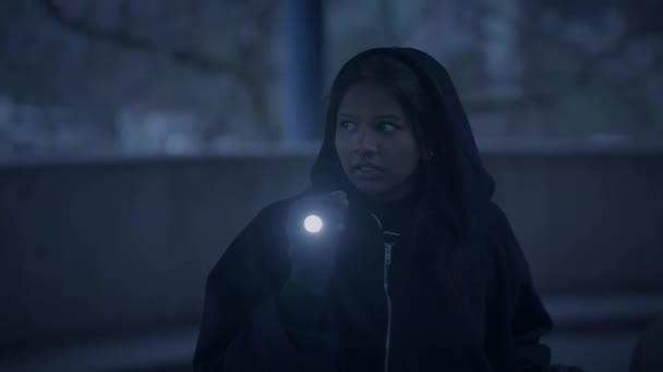 Испуганная Женщина Черной Одежде Убегает Подозрительного Персонажа — стоковое видео