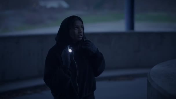 Terk Edilmiş Şehir Kasabasında Alacakaranlık Işığında Korkusuz Kadın Yürüyüşü — Stok video