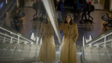 Moda Genç Kadın Tren İstasyonunda Merdivenleri Kullanarak Geziniyor