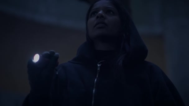 Przestraszona Kobieta Czarnych Ubraniach Ucieka Przed Podejrzanym Charakterem — Wideo stockowe