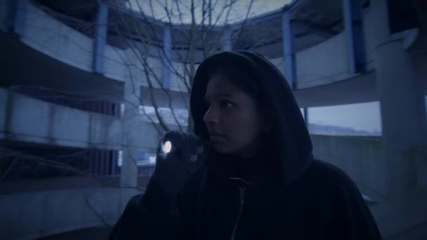 身穿黑衣 吓得面无血色的女性逃避现实 — 图库视频影像