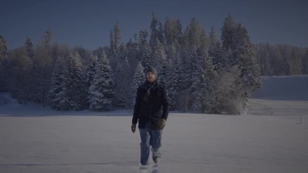 Jeden Człowiek Piesze Wycieczki Zewnątrz Zimie Krajobraz Śniegu Krajobraz Krajobraz — Wideo stockowe
