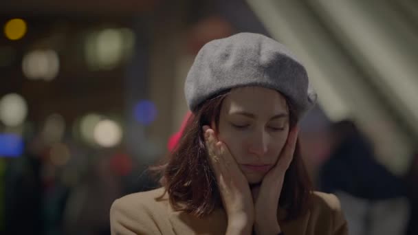 Insatisfait Personne Féminine Réfléchie Ayant Des Émotions Négatives Fous — Video
