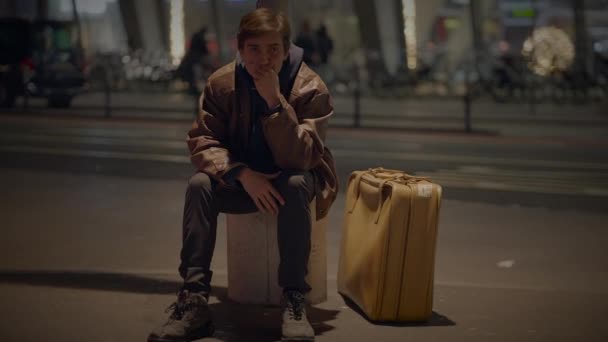 Nejistý Mladý Muž Osoba Akné Pupínky Obličeji Sledování Lidí Dojíždějících — Stock video