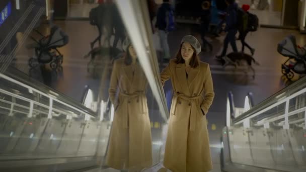 Jeune Femme Mode Voyageant Intérieur Gare Utilisant Des Escaliers — Video