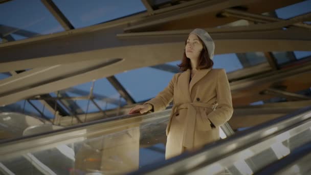 Femme Élégante Élégante Debout Sur Escalator Commuting Dans Ville — Video